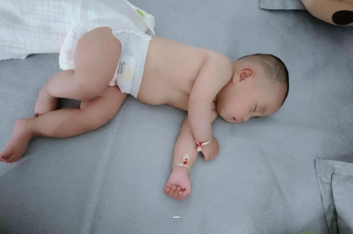 台湾宝宝胳膊上起红疙瘩